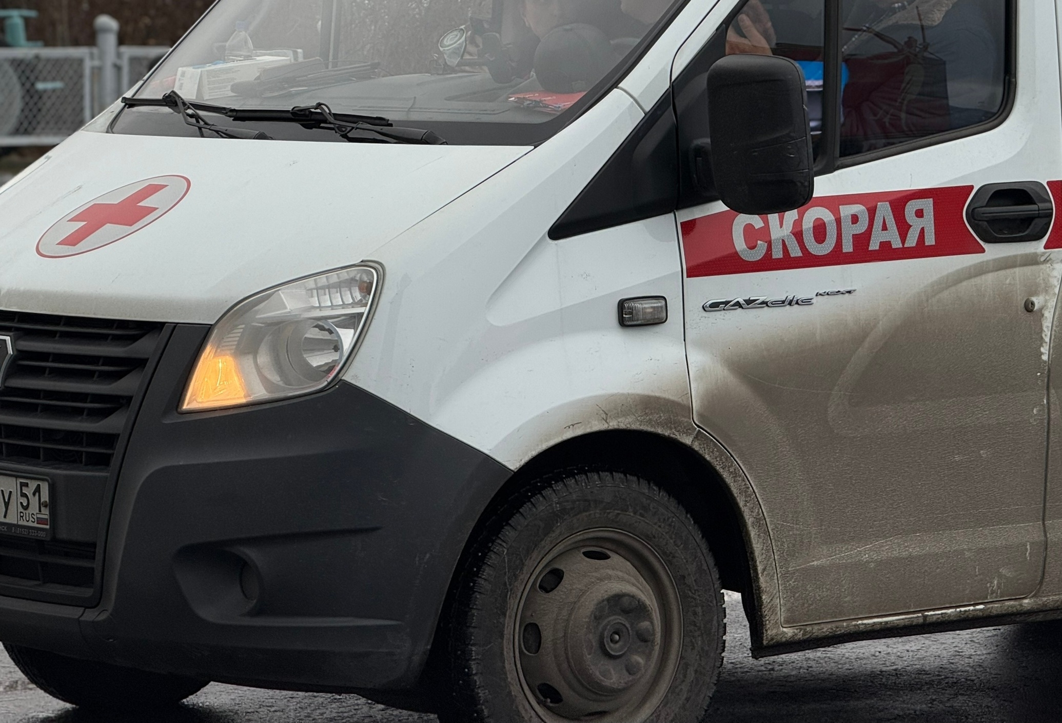 На трассе под Мурманском водители вызволяли из сугроба скорую, пока другие ехали мимо