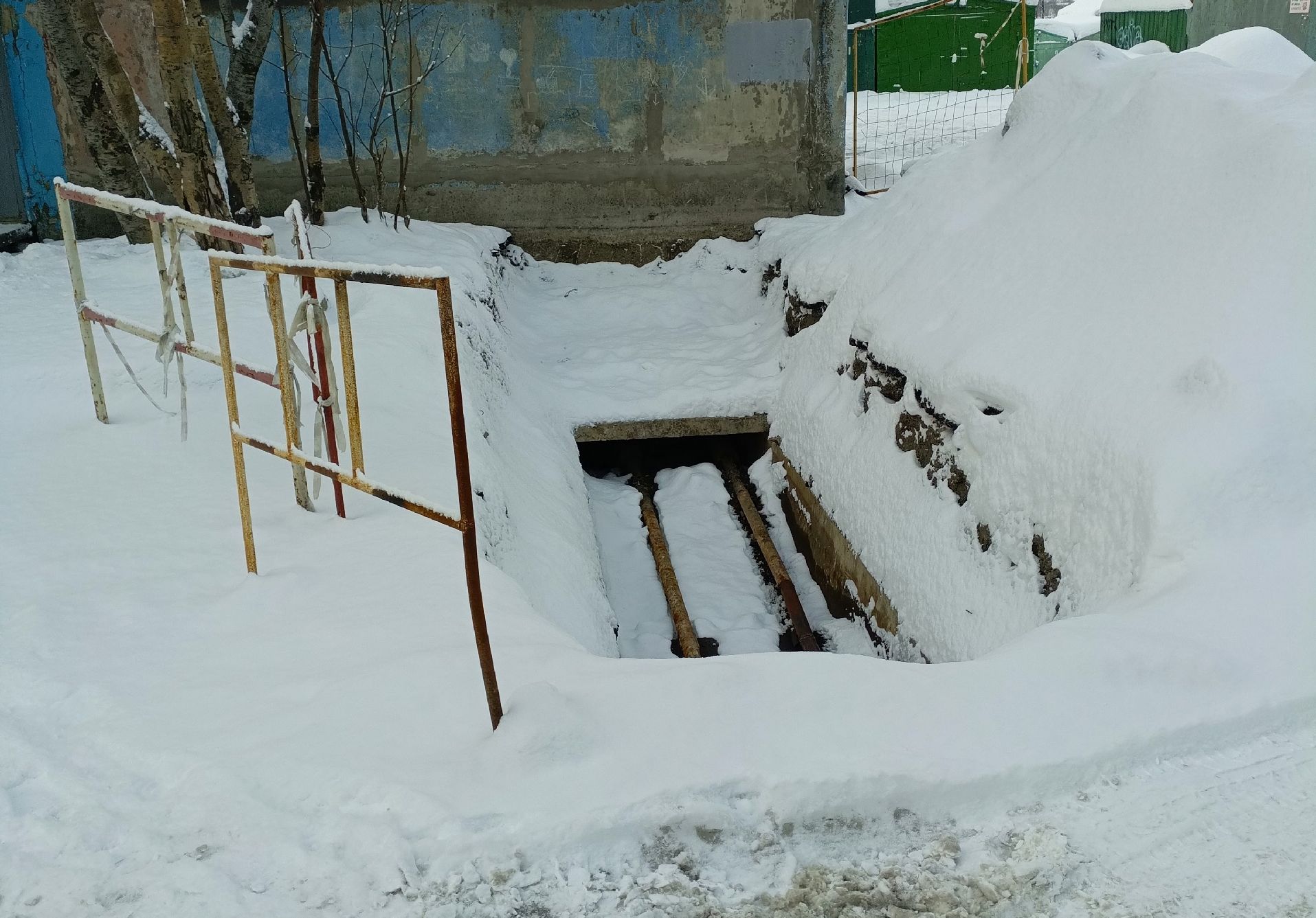 «Уклон во льду и припорошено снегом»: в мурманском дворе ловушкой для пешеходов стали траншеи с трубами