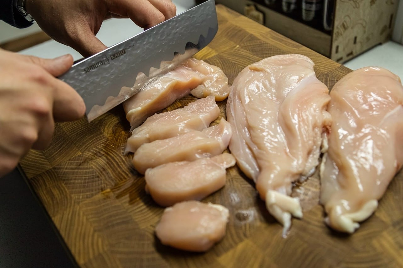 Супруга готовит нежнейшую куриную грудку: мясо получается сочным — применяет простые хитрости