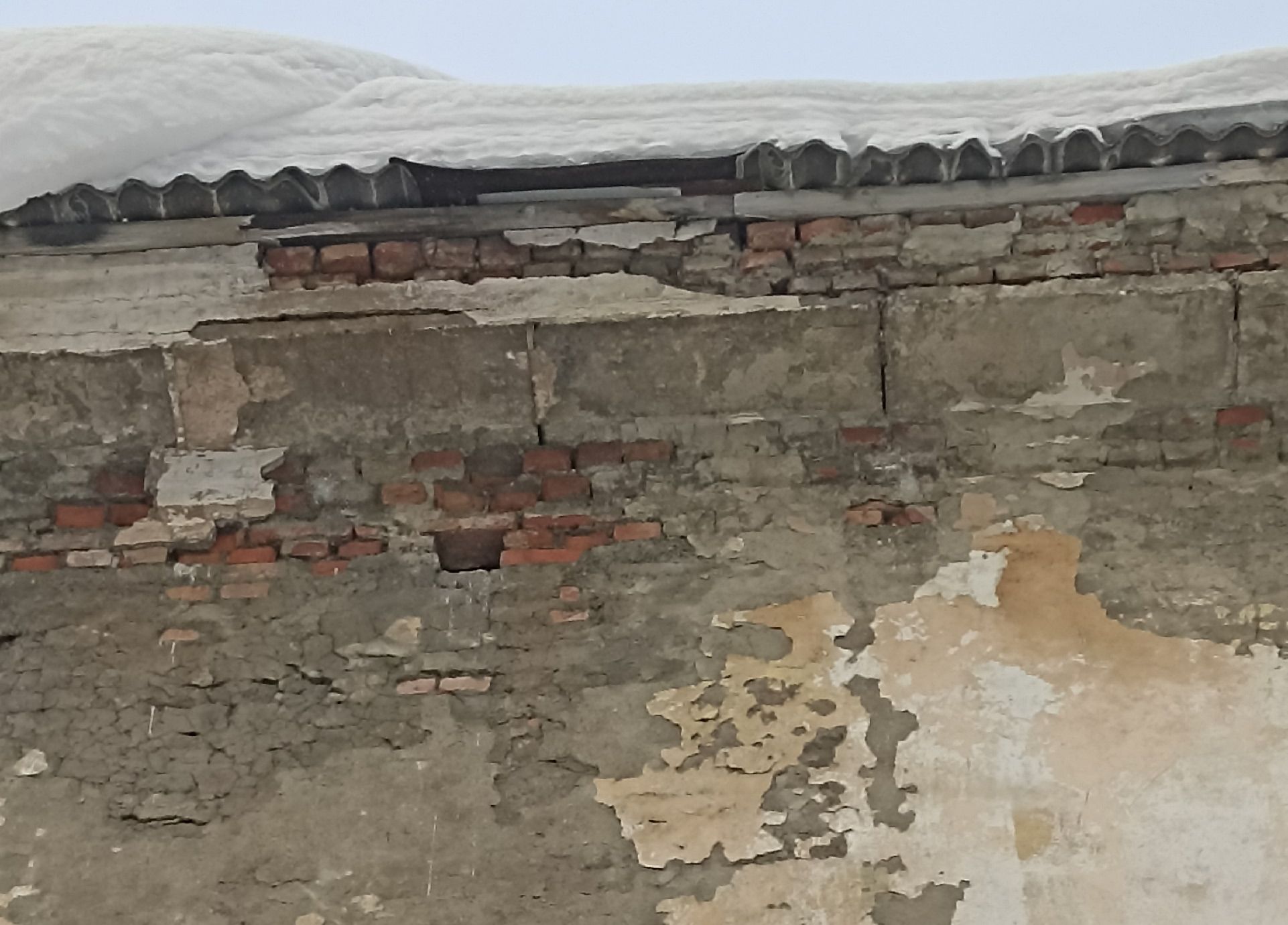 «Год обещаний и дыра в стене»: в Мурманске на ул. Лобова фасад пятиэтажки осыпается на головы прохожих