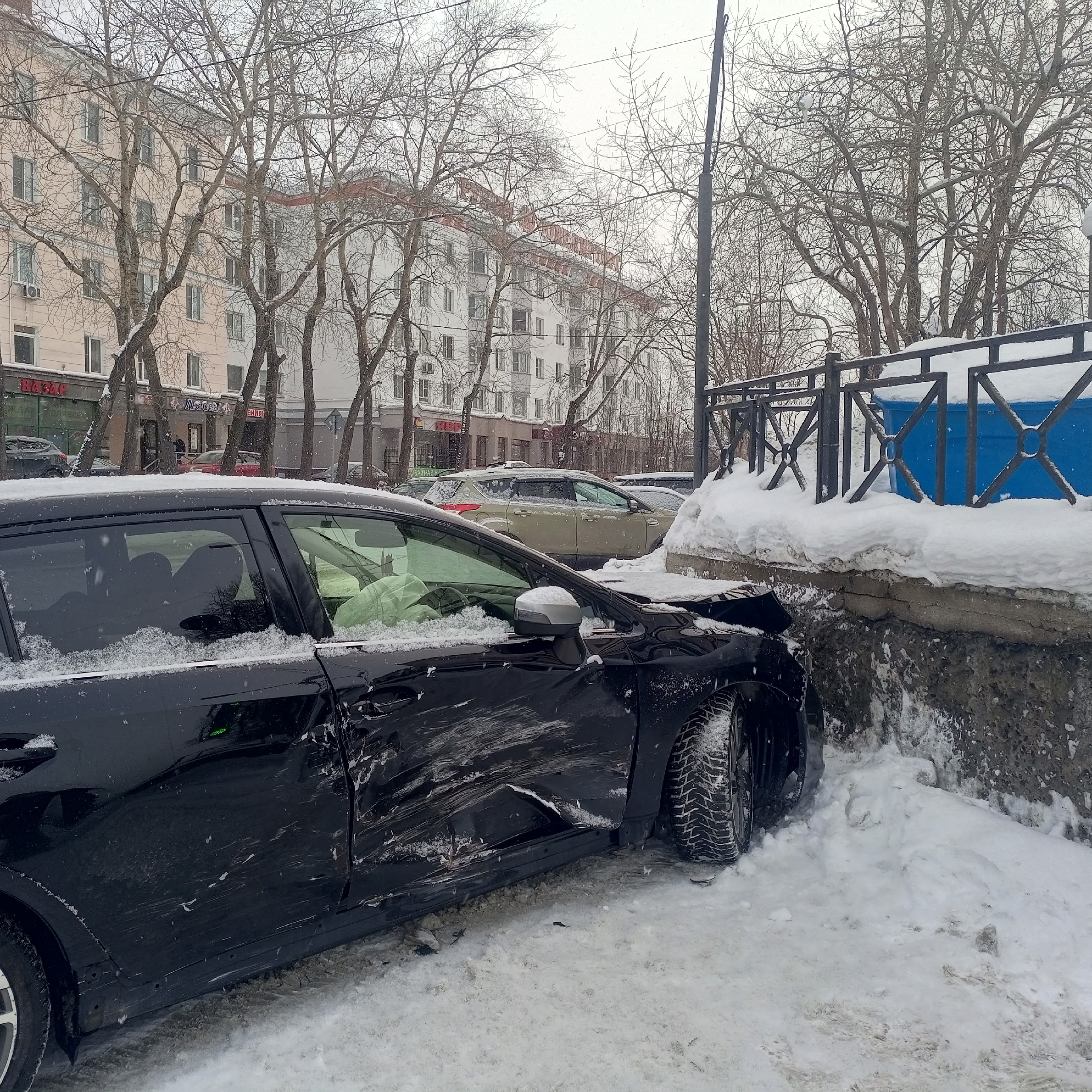 Машину откинуло в каменный забор — последствия ДТП в центре Мурманска