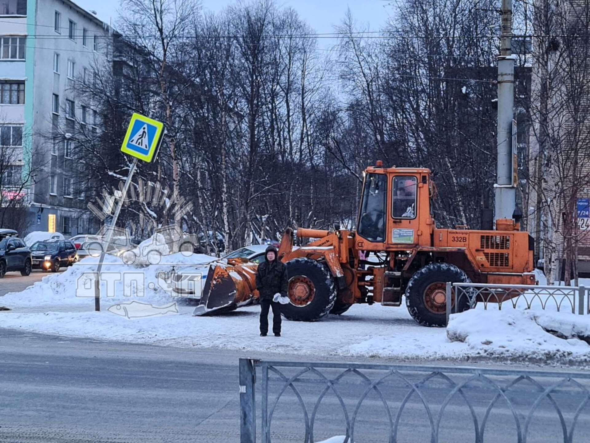 В Мурманске дорожный знак не устоял перед напором трактора