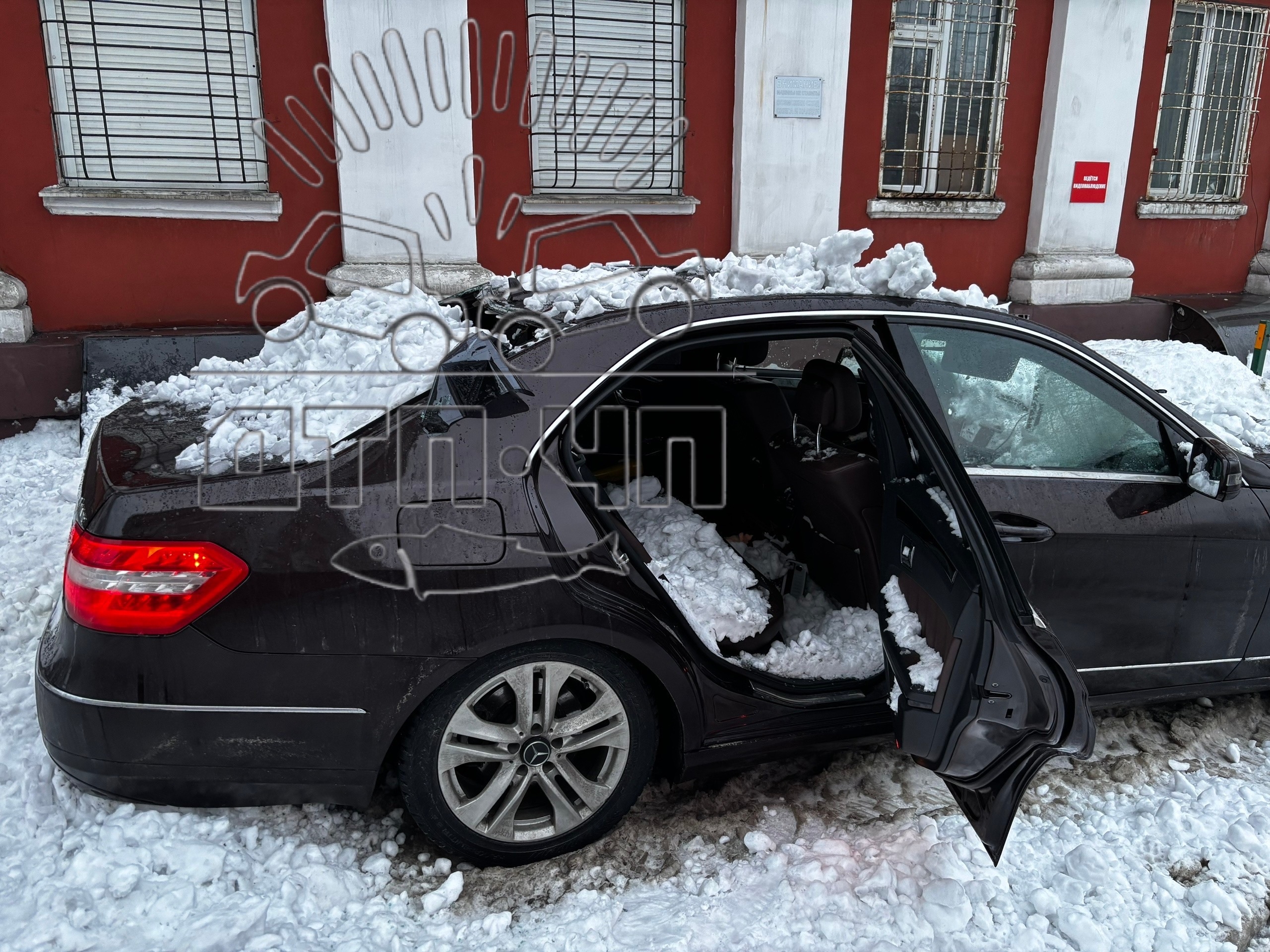 Крыша всмятку: в центре Мурманске на машину сошла снежная «лавина» с крыши дома