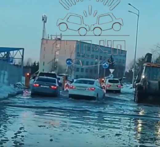 Айс-флоатинг на парковке: на выезде из аэропорта «Мурманск» разлилось огромное «море»