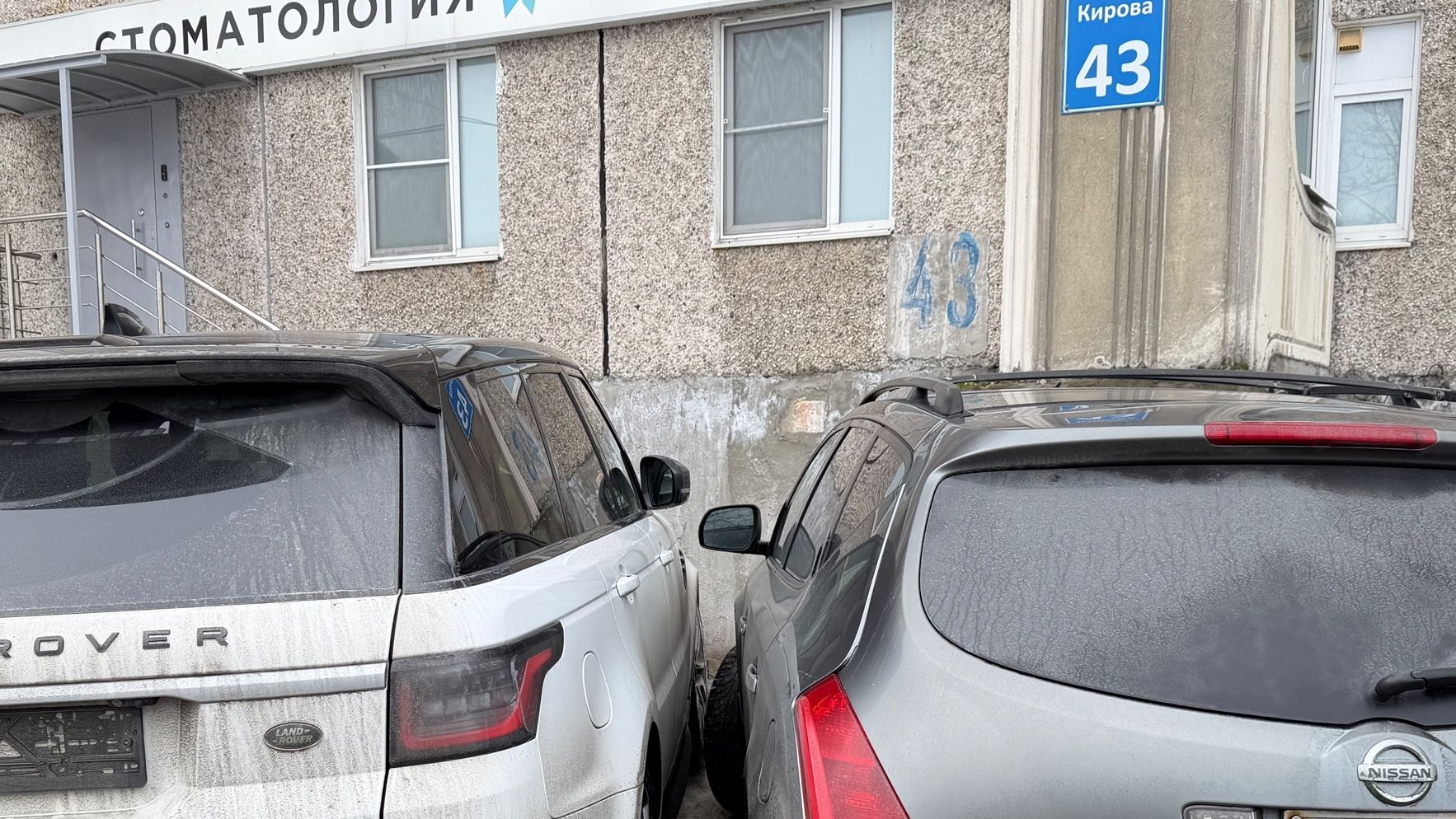 «Залезай через правую дверь»: в Мурманске на проспекте Кирова владелец внедорожника заблокировал чужую машину