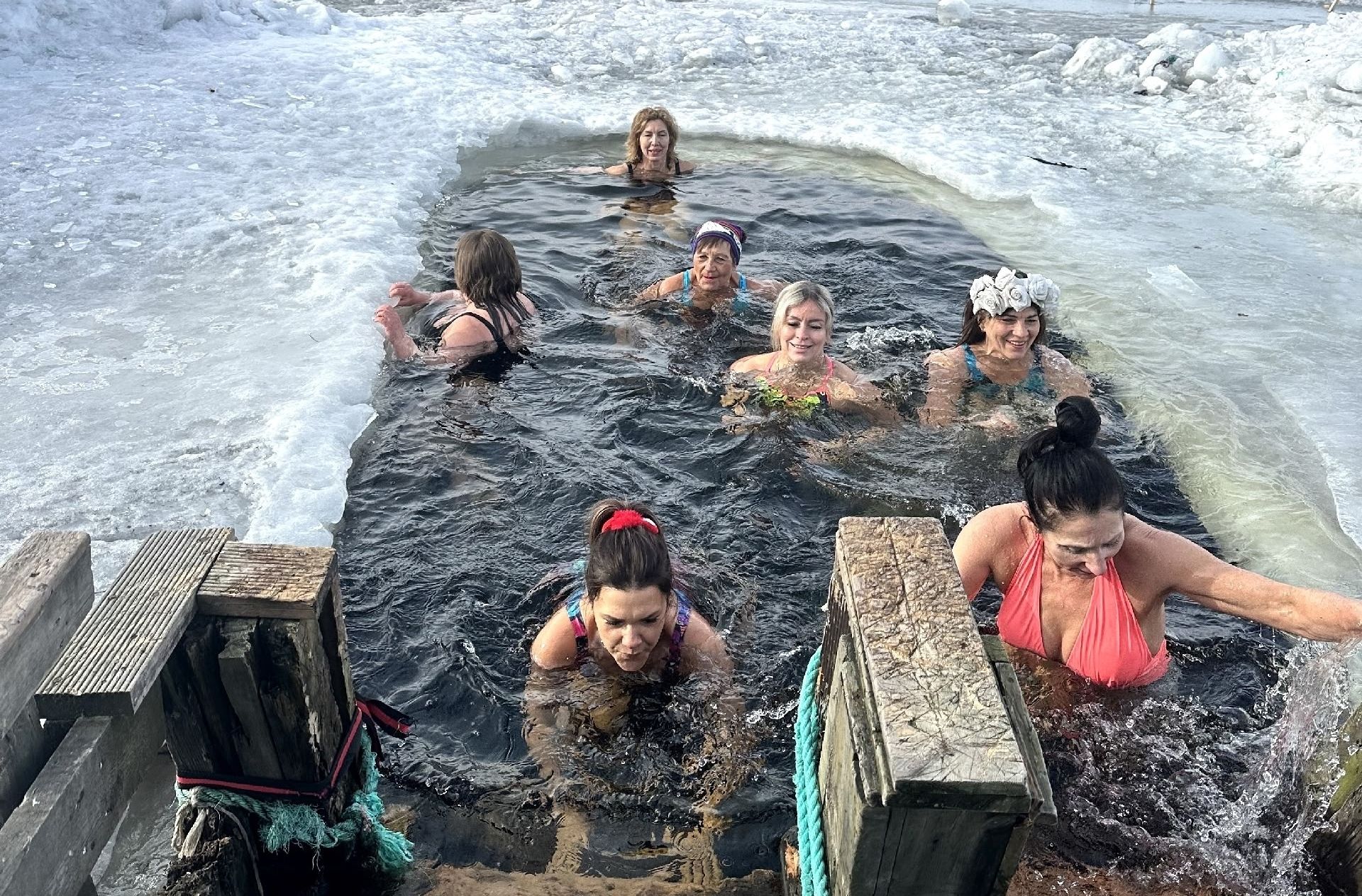 Из Минска в мурманскую прорубь: «моржи» из Беларуси оценили ледяную воду в Заполярье