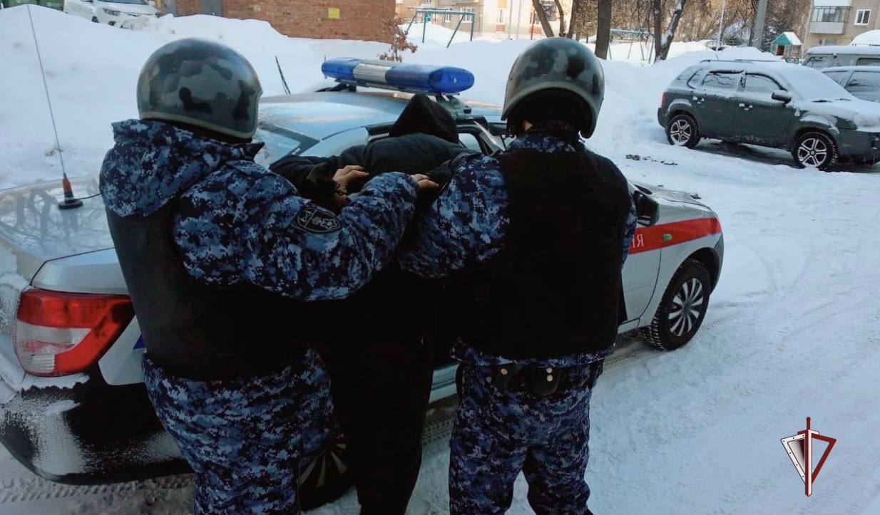 В Мурманске росгвардейцы скрутили дебошира, атаковавшего их в общежитии