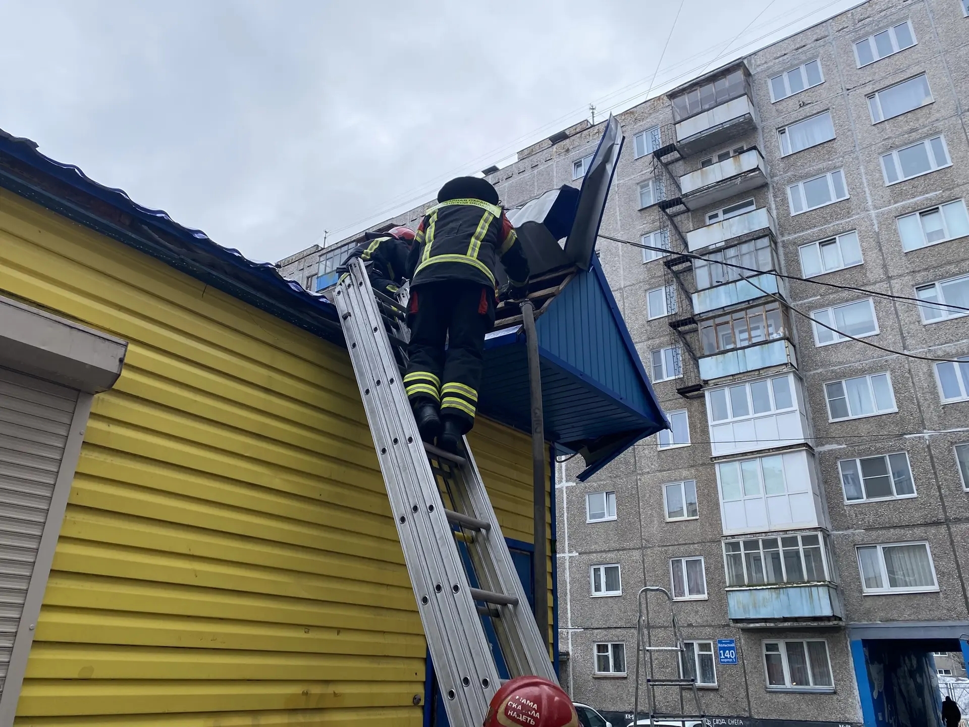 В Мурманске пожарные вскрывали крышу магазина из-за замыкания проводки