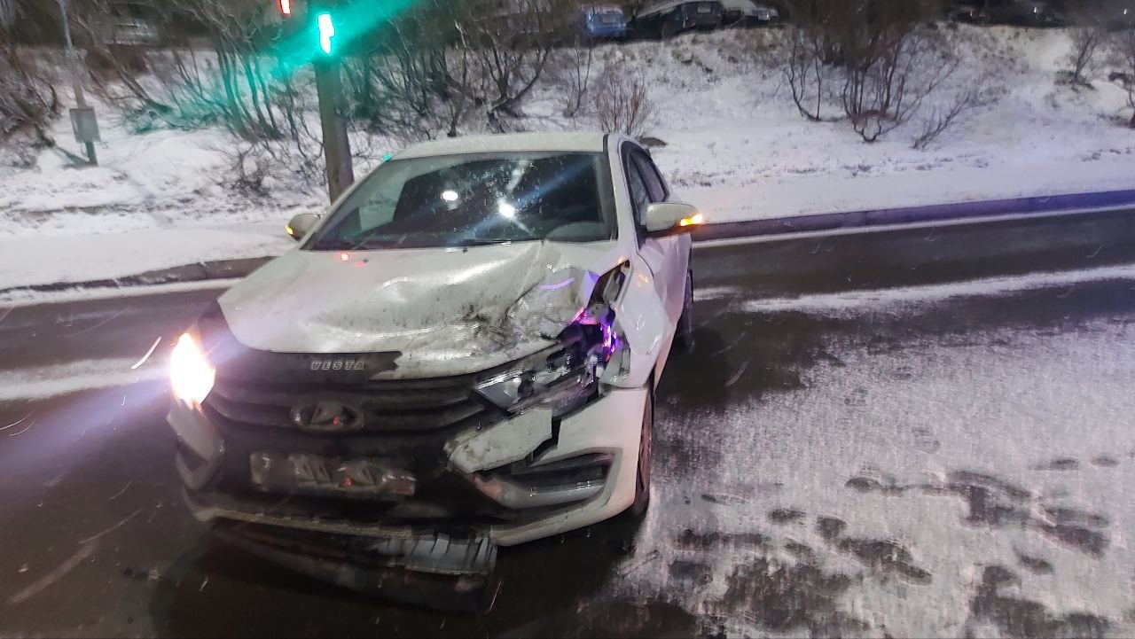 В Мурманске водитель «УАЗа» устроил ДТП и скрылся, оставив пострадавшую — виновника ищут