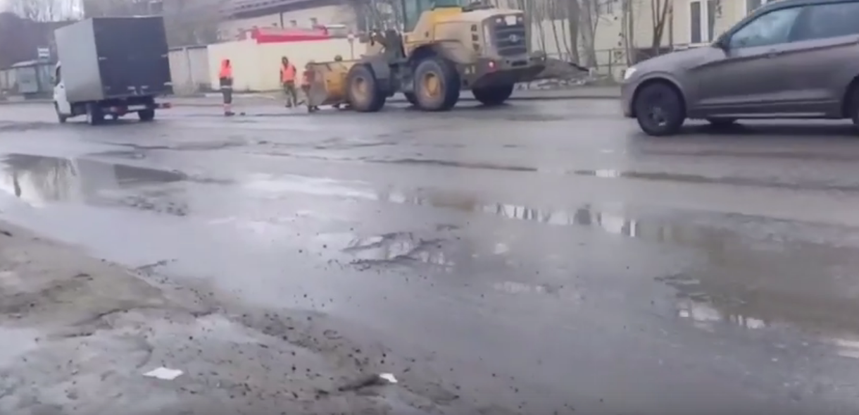 «Сколько можно издеваться?»: в Мурманске водители жалуются на «дырявую» дорогу на улице Павлова