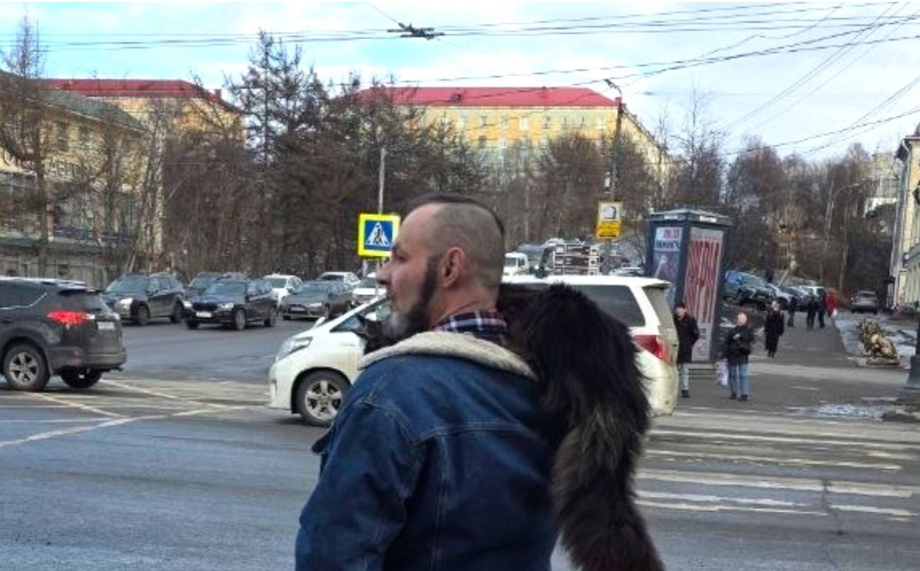 В Мурманске мужчина удивил прохожих прогулкой по улицам с загадочным питомцем на плече