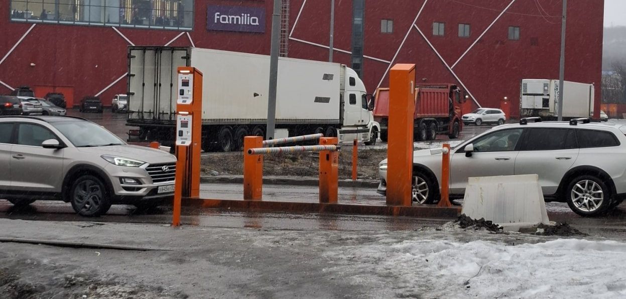 В Мурманске у ТЦ на Рогозерской новые шлагбаумы собрали огромные пробки