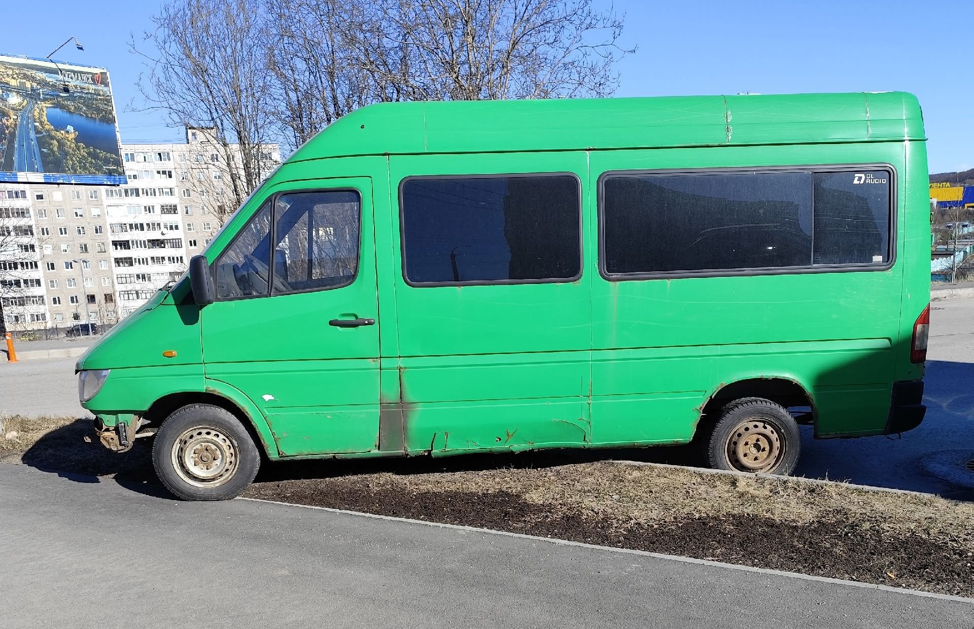 «Подснежник» на газоне: брошенный у мурманского фитнес-клуба автомобиль ждет эвакуация