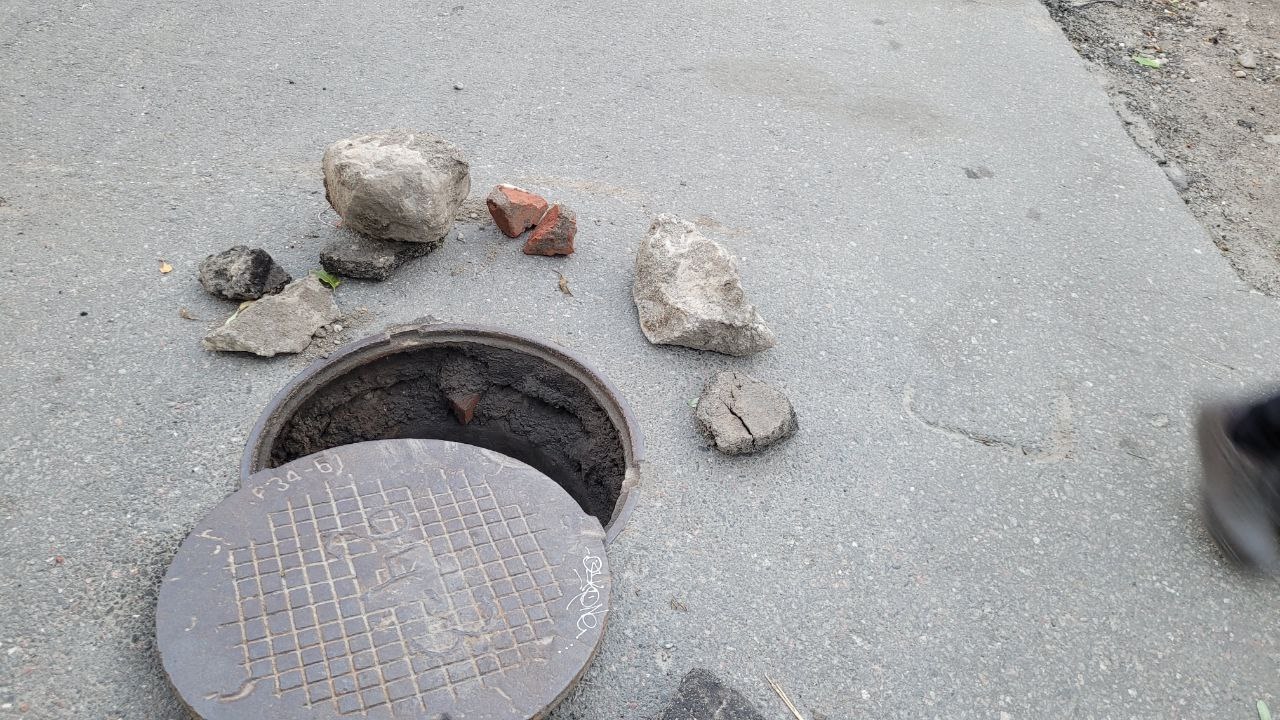 В Мурманске УК массово топят канализацию талыми водами — соцсети