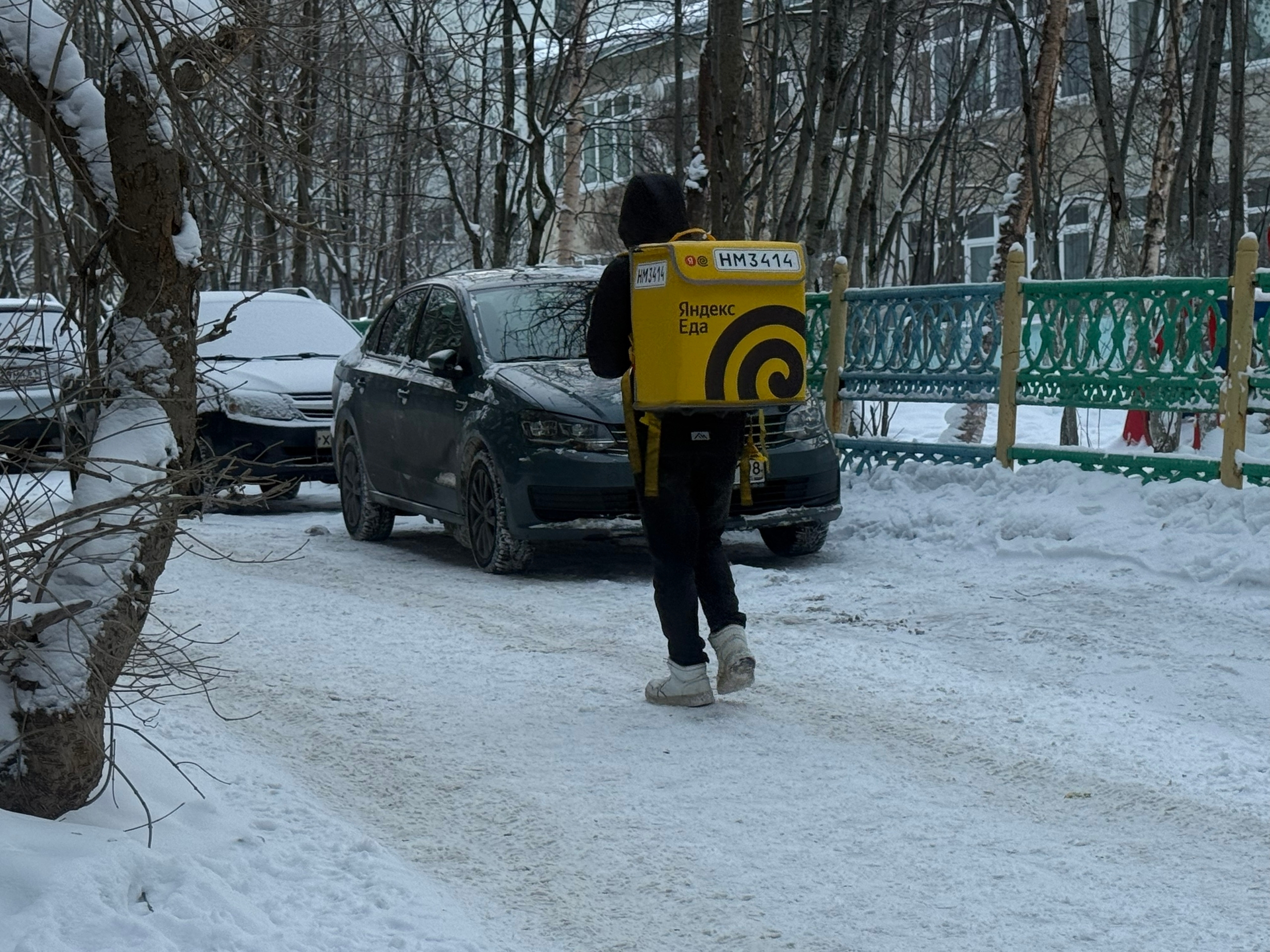 В Мурманске прохожий пытался избить женщину-курьера на глазах росгвардейцев