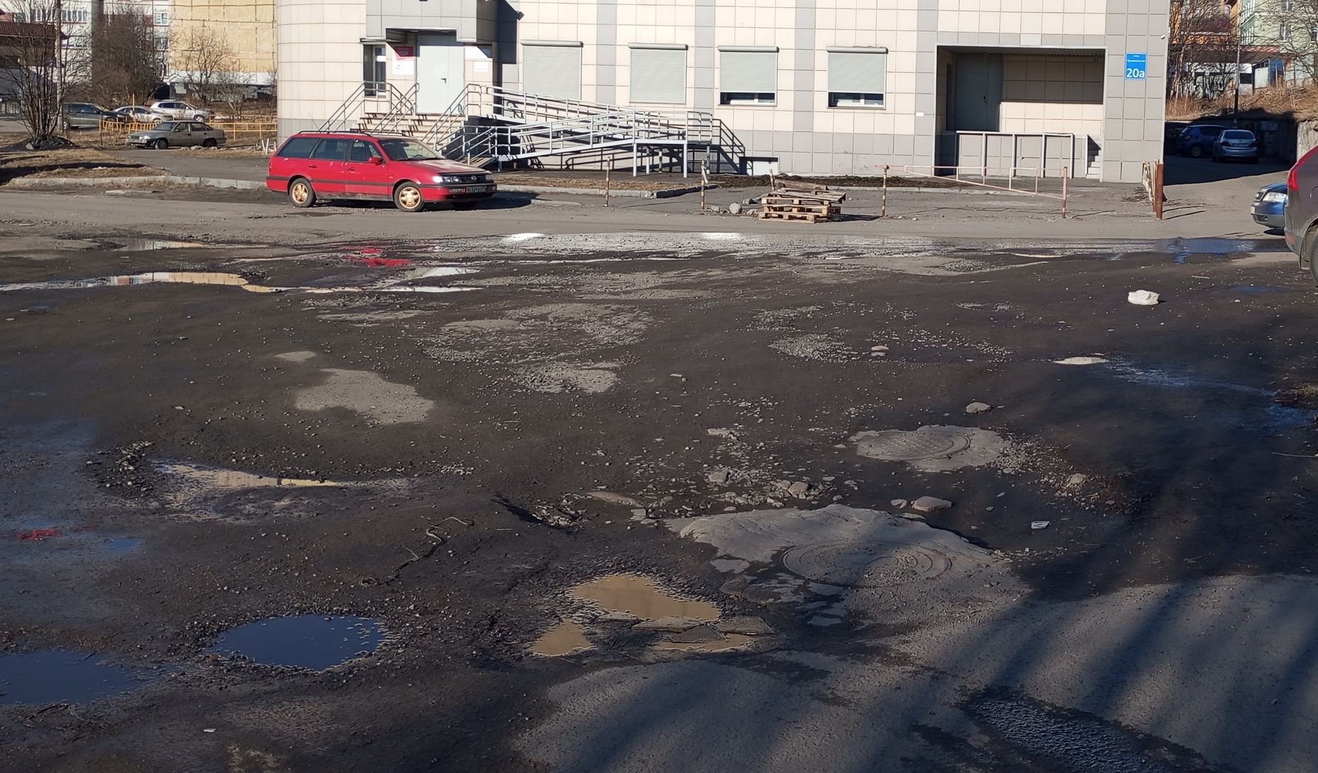 «Лунный ландшафт» и гниющий автохлам: жители Привокзальной в Мурманске жалуются на разруху во дворах