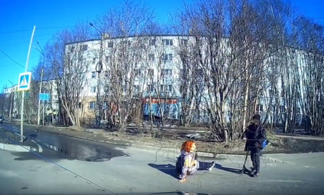 В Мурманске подросток на самокате сбил с ног женщину на пешеходном переходе