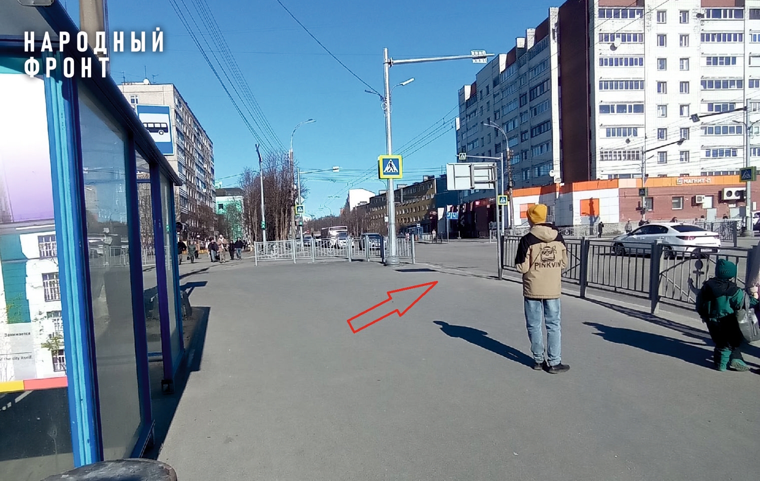 В Мурманске пассажиры на Книповича почти год вынуждены бегать кросс вокруг забора, чтобы сесть в автобус