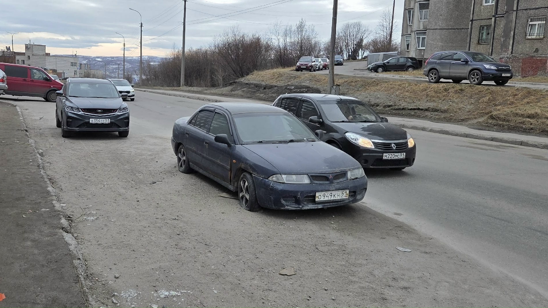 «Припаркована вторым рядом»: в Мурманске на улице Мира брошенный «подснежник» мешает проезду