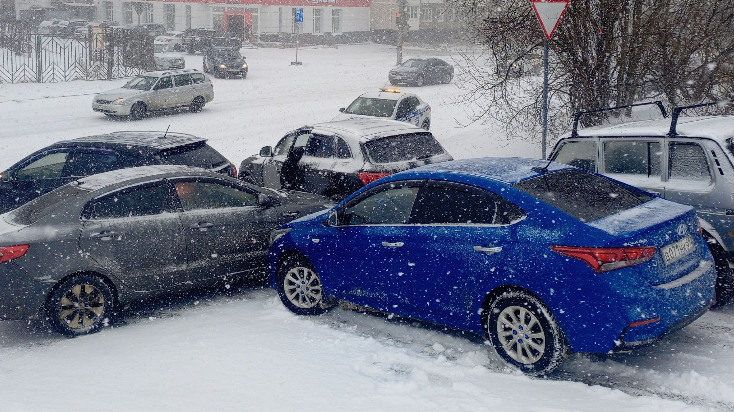 В Мурманске снежное утро началось с массовых аварий — соцсети