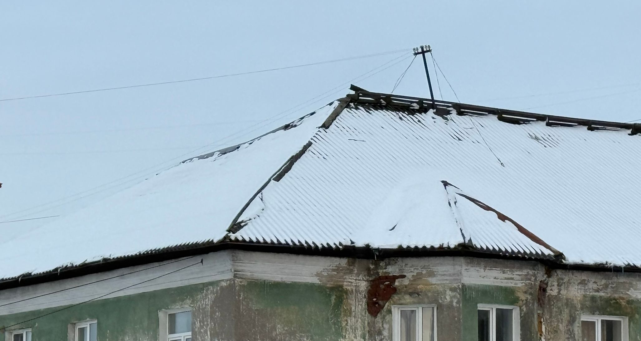 «Фекальный дождь» и угроза пожара: в Мурманске многодетная семья годами живет под дырявой крышей