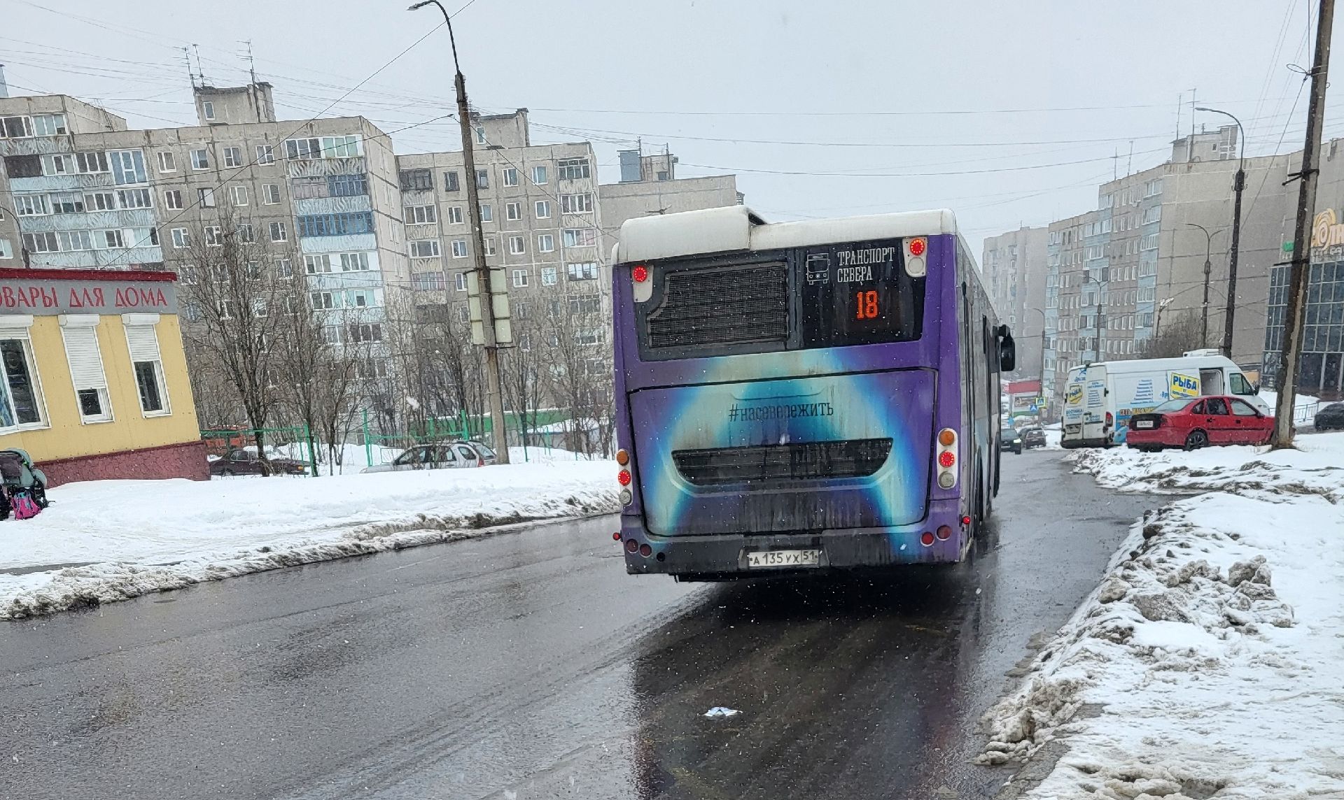 «Давит людей дверями и игнорирует крики»: в Мурманске пассажиры жалуются на водителя автобуса