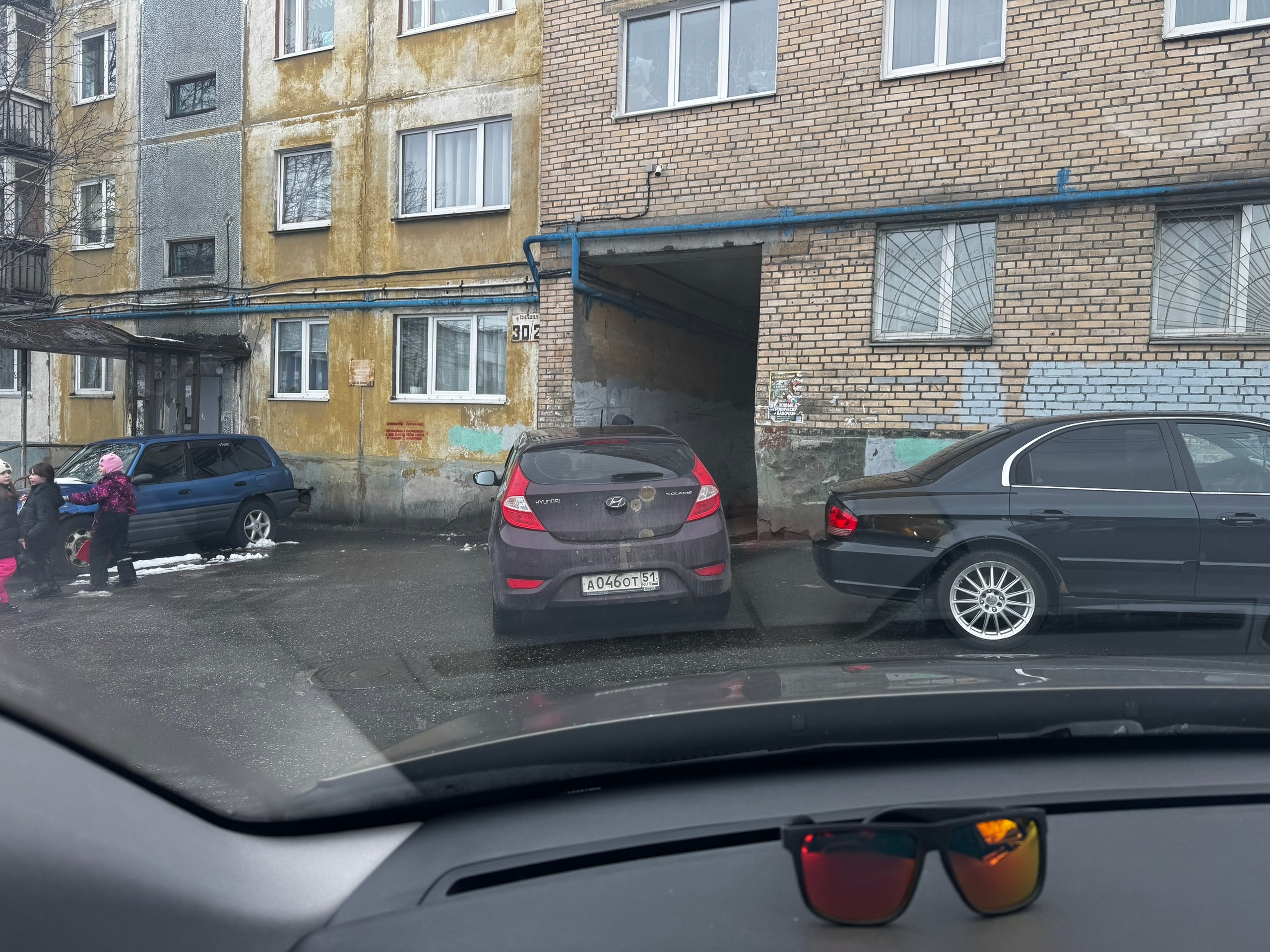 «Скорая не прошла»: в Мурманске автоледи заблокировала машиной арку на Аскольдовцев