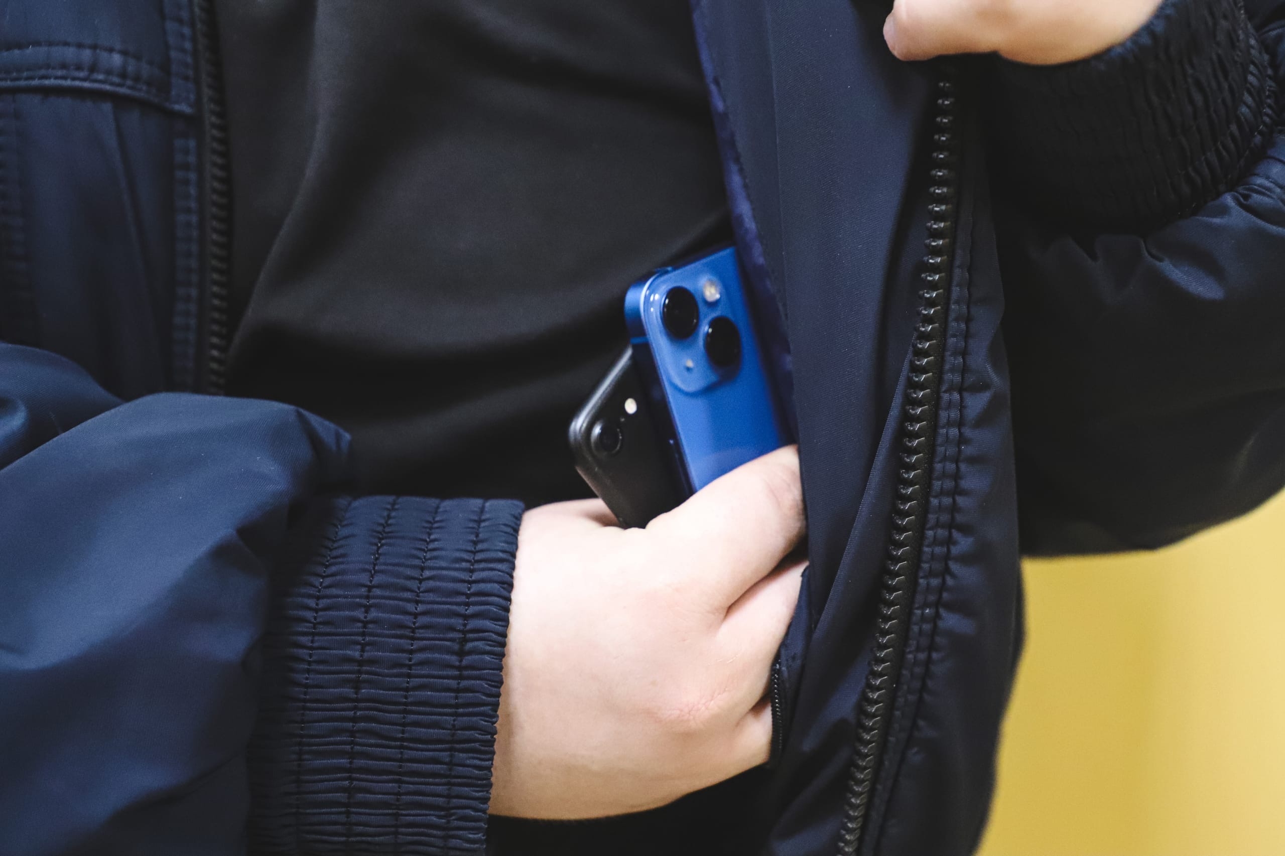В Мурманске прохожий стащил дорогой смартфон из кабины грузовика