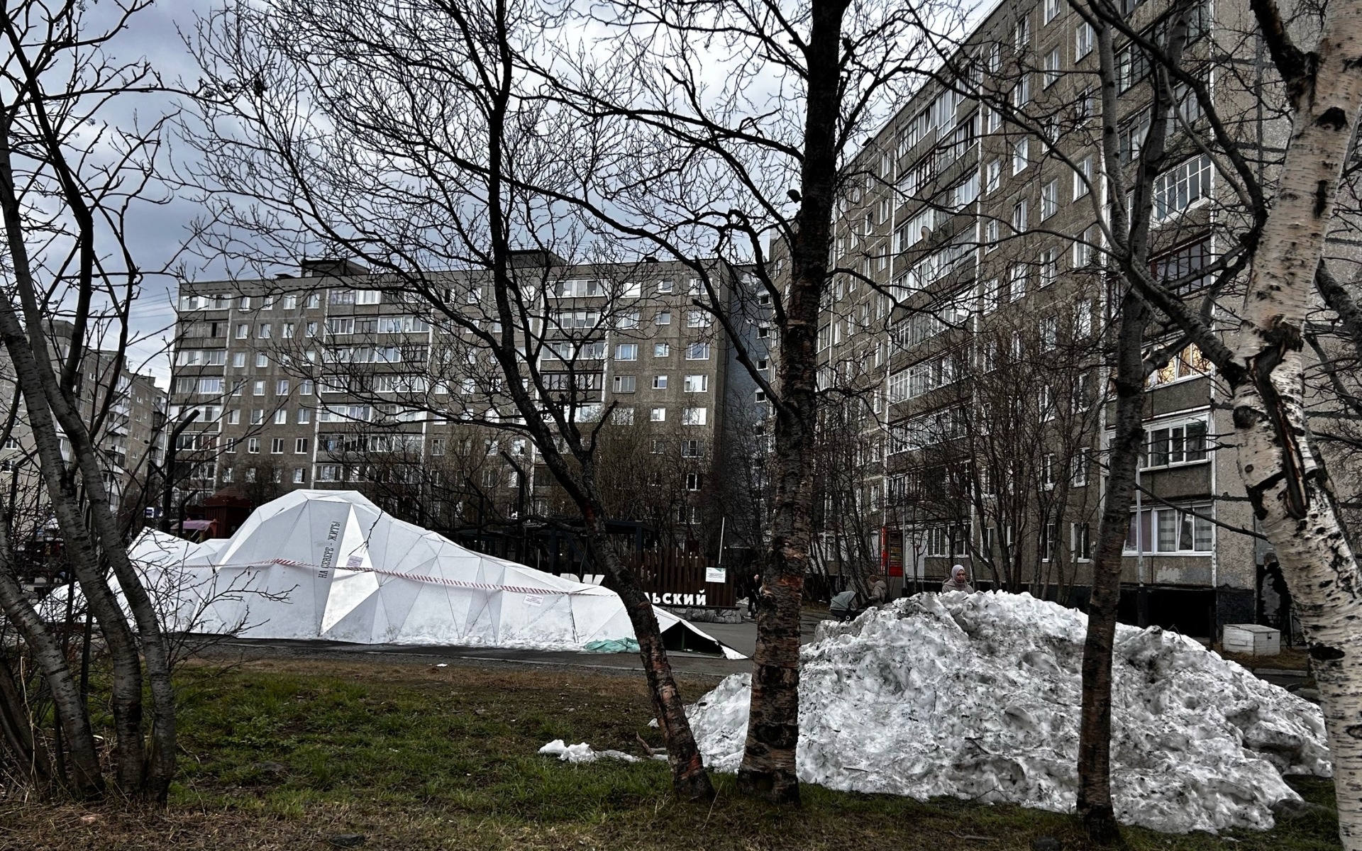 «Снега хватило за зиму»: мурманчане просят убрать искусственный айсберг из парка на Кольском
