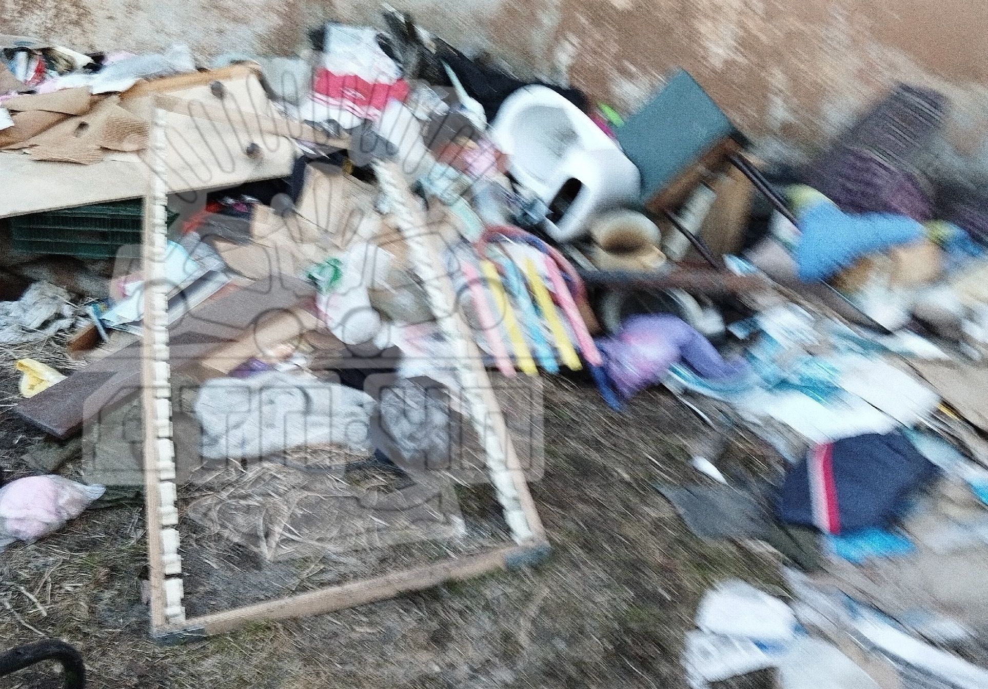 «Крыс немерено»: ремонт в мурманской пятиэтажке обернулся свалкой под окнами