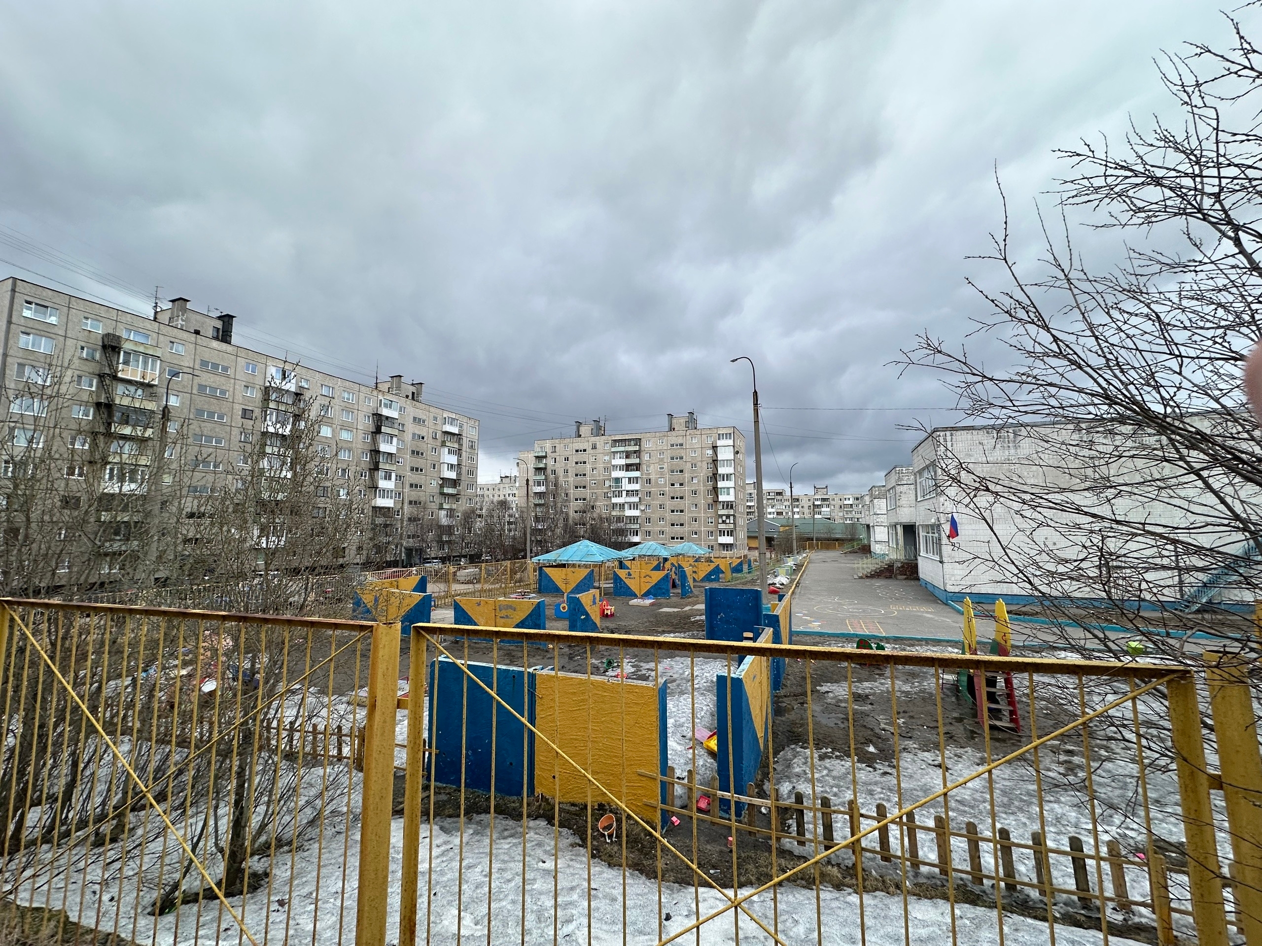 «Все разбросано и поломано»: мурманчане возмущены разрухой возле детсада на Орликовой