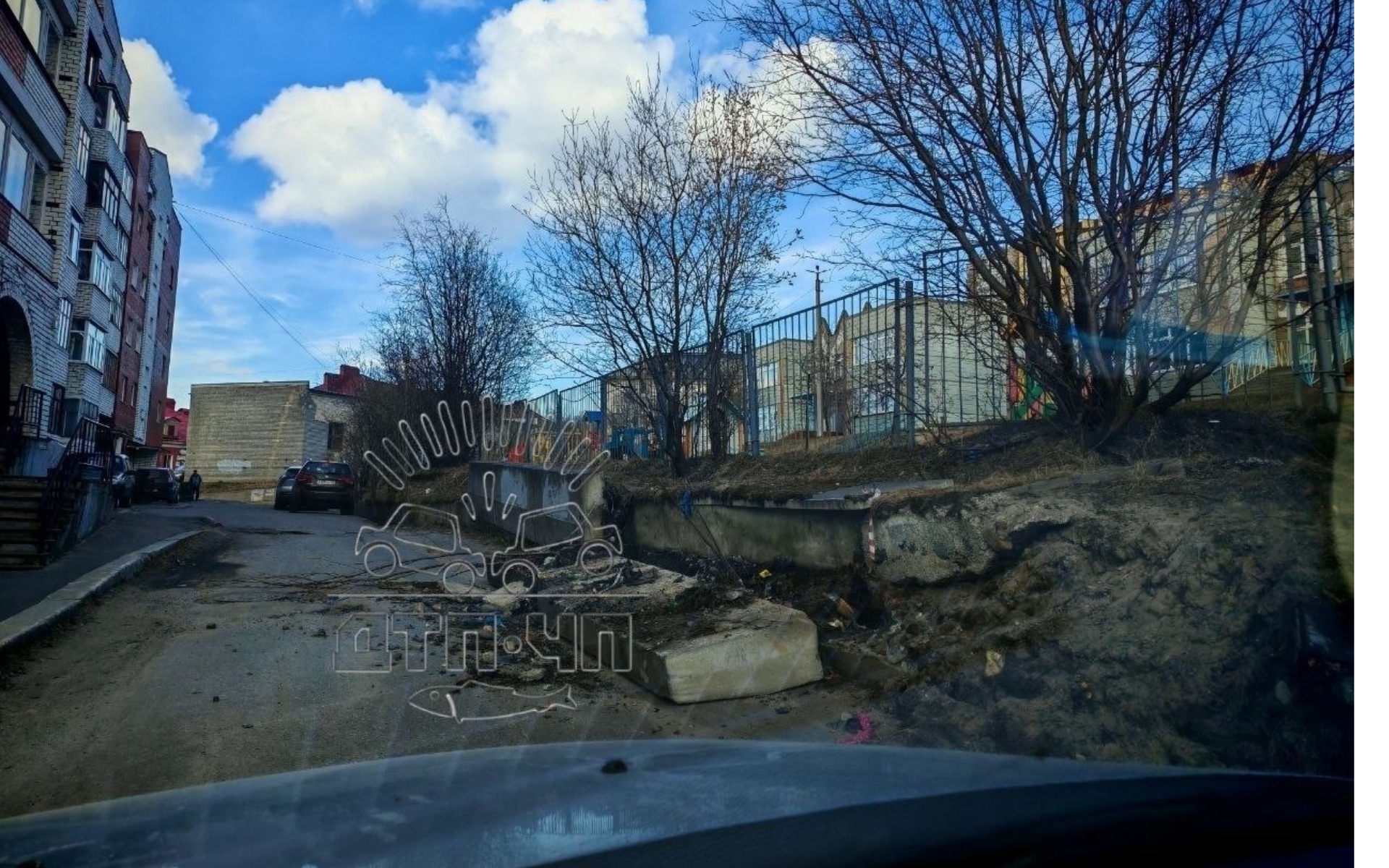 «Вторая — на очереди»: у дома на Папанина в Мурманске рухнула на тротуар бетонная плита