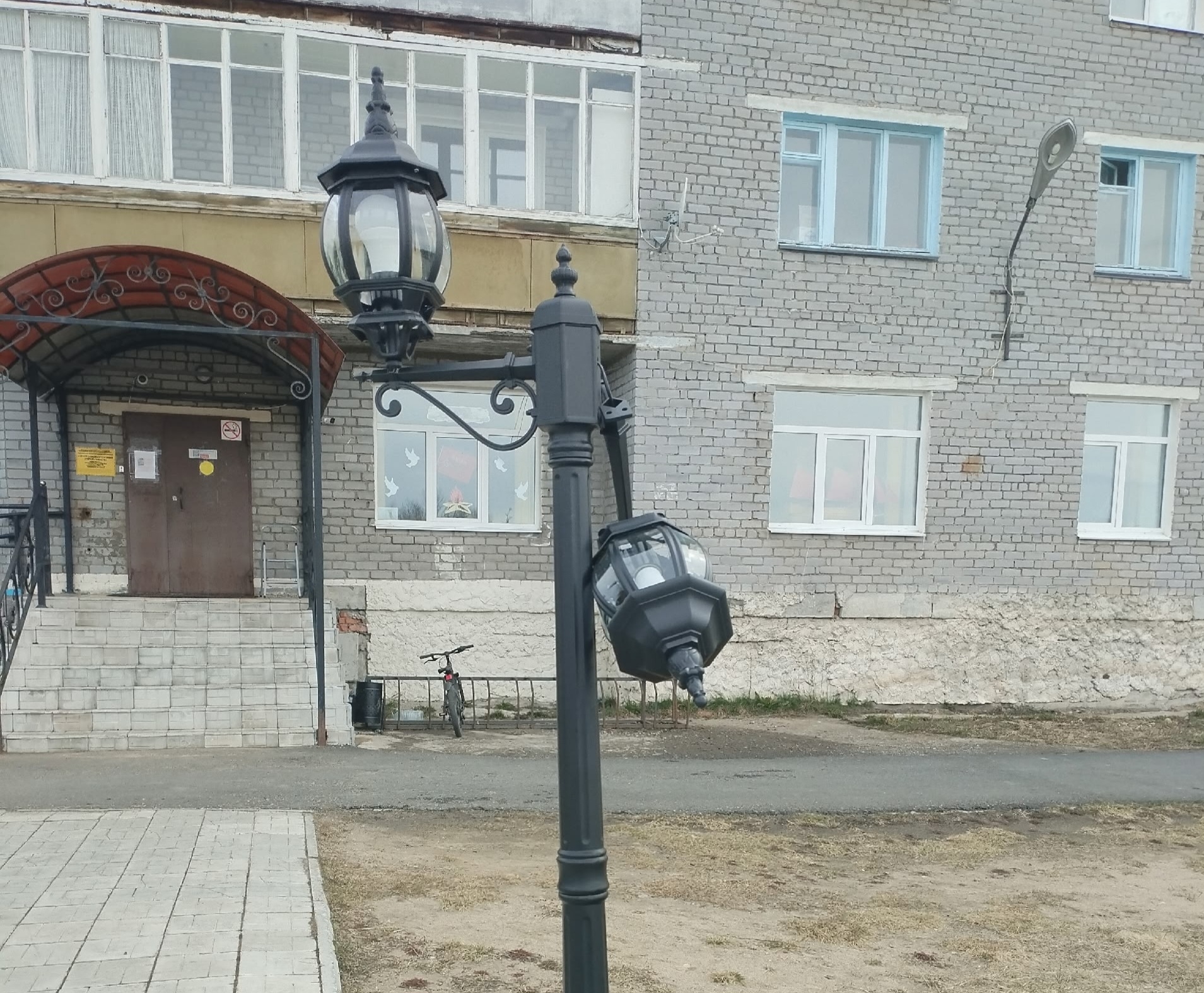 Подросток против фонаря: в Ловозере уличная камера сняла ночной погром на Литературной набережной