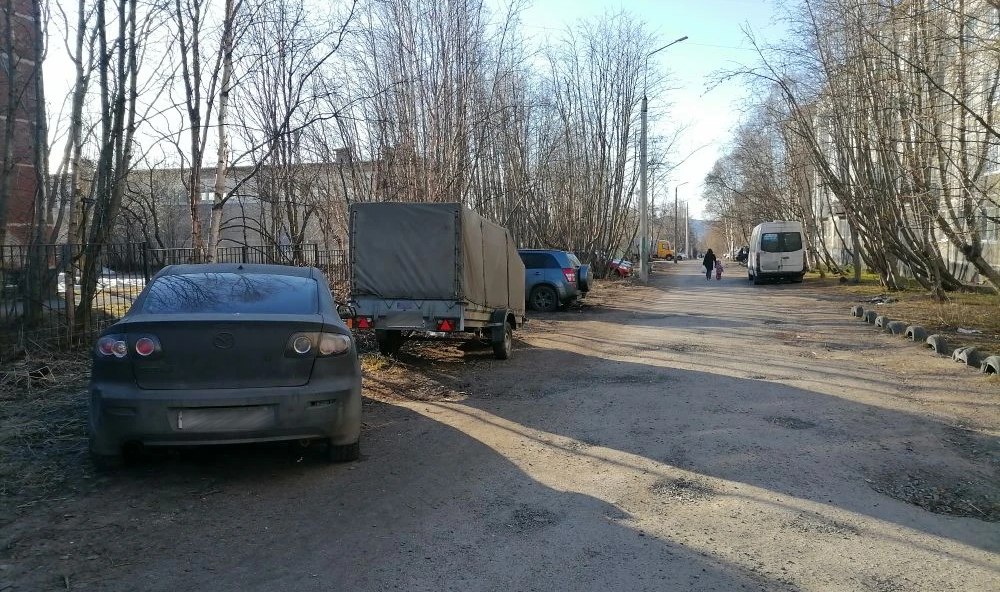 «Превращается в проезжую часть»: к школе на Копытова в Мурманске дети вынуждены идти среди машин