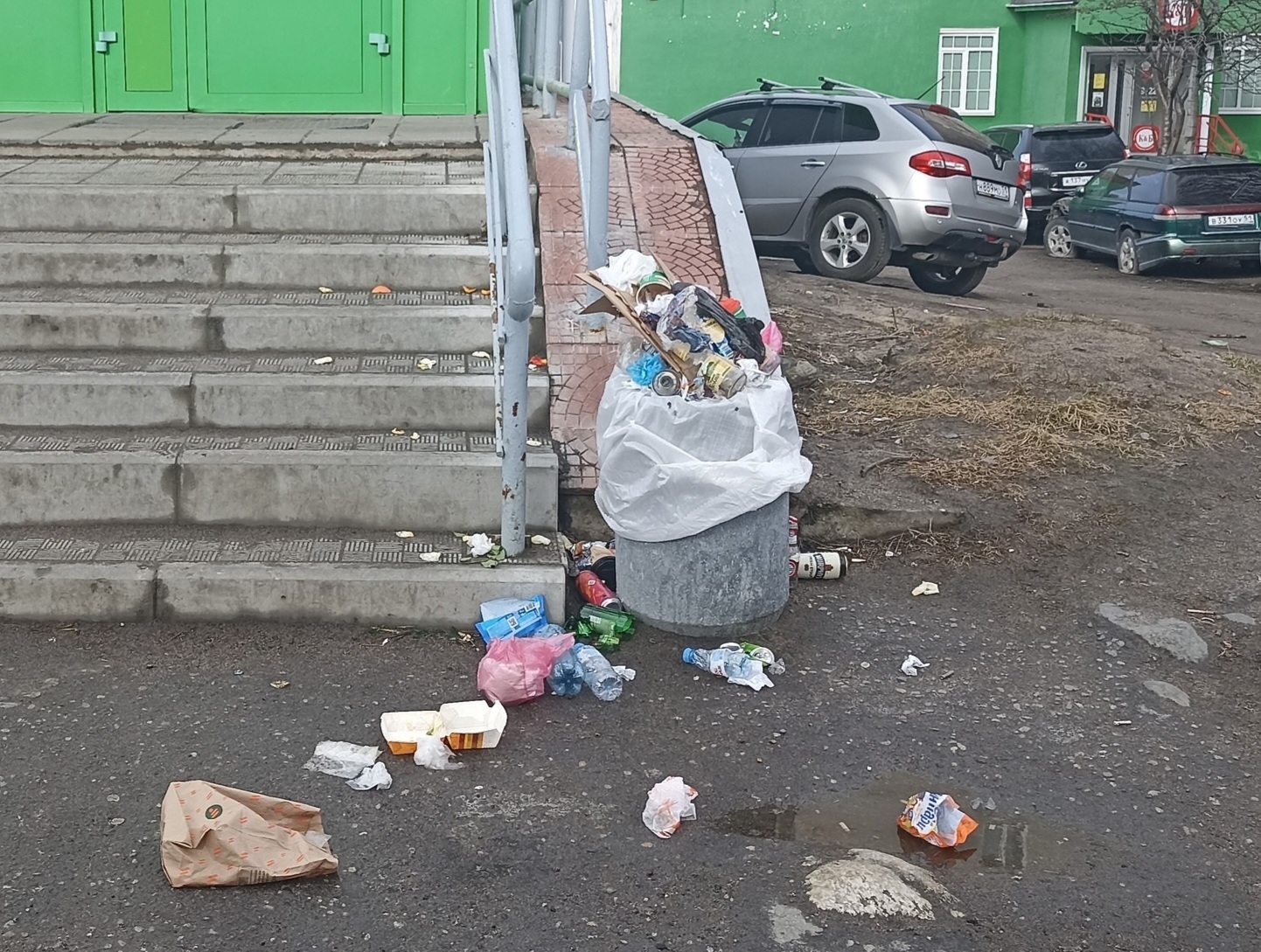 «Мусор разлетается по всей округе»: жители Мурманска возмущены антисанитарией у магазина на Якорном