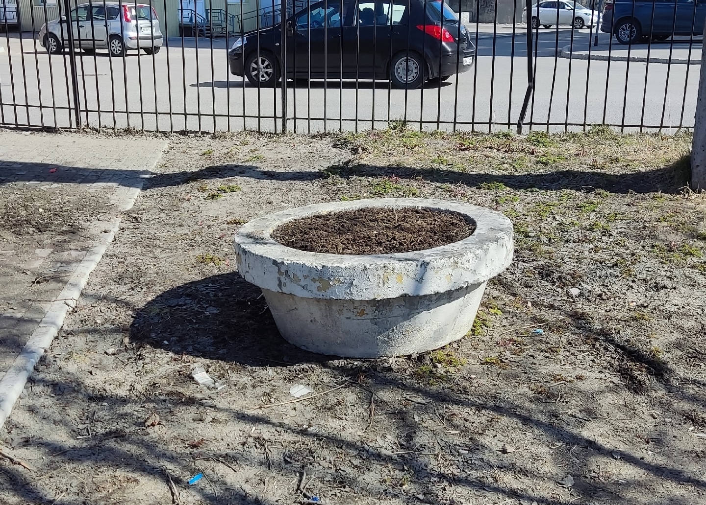 «Прямо жалко ее»: мурманчане обратили внимание на потерявшую вид клумбу для цветов в сквере на Космодемьянской