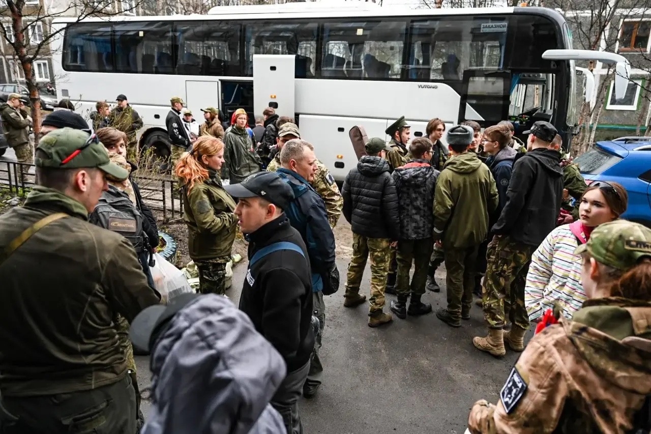 «Потомки солдат Великой Победы»: молодежь Мурманска отправилась на трехдневный слет в Долину Славы