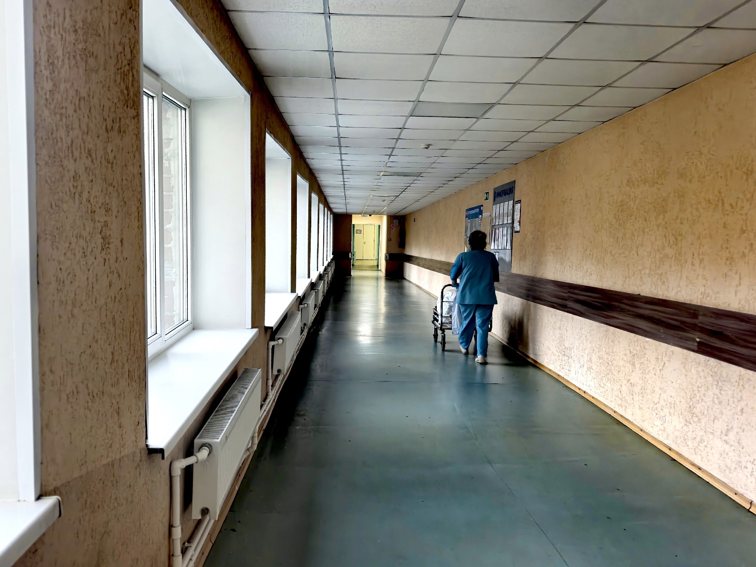 В мурманской больнице неадекватная пациентка впилась зубами в медика