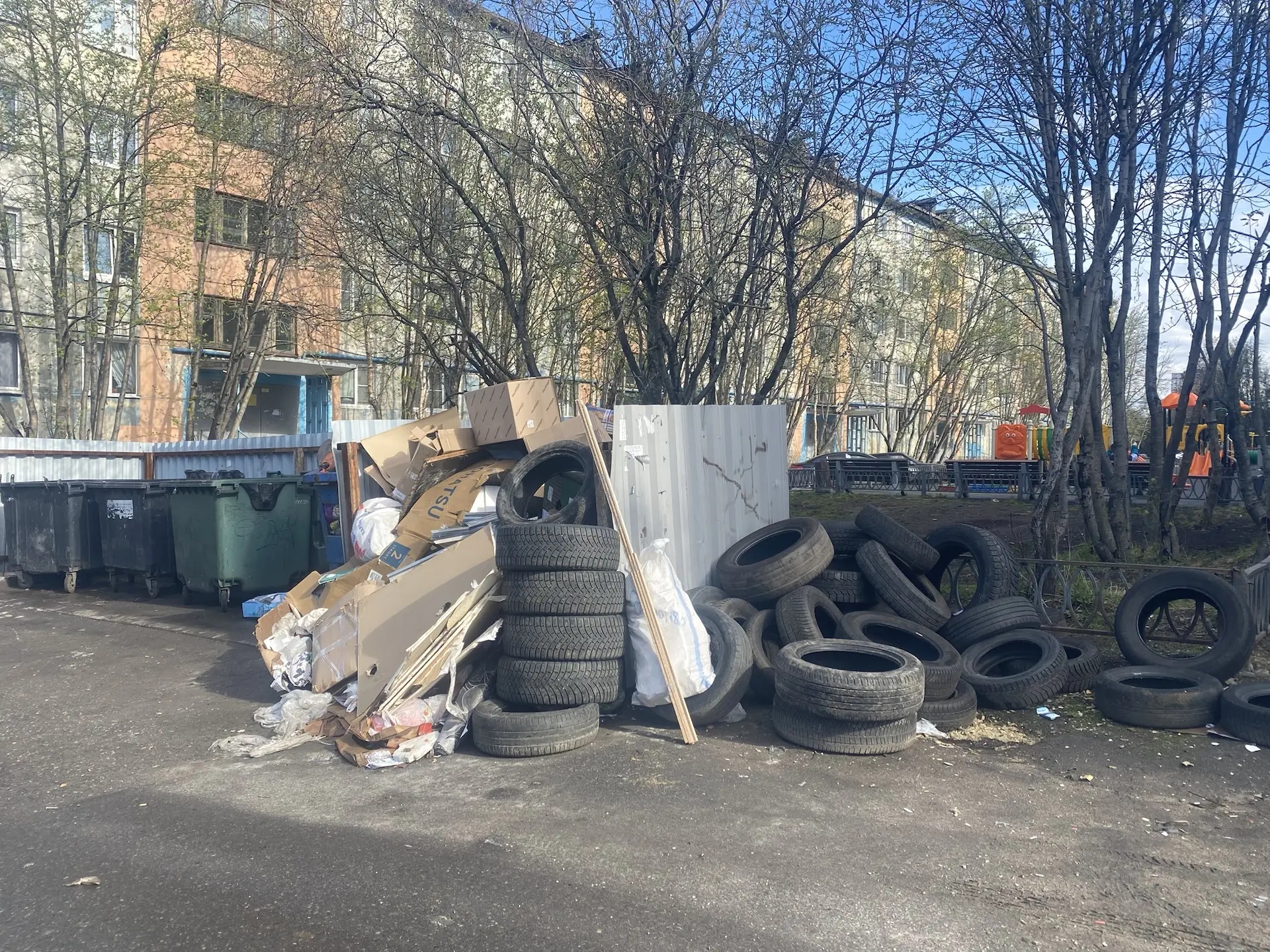«Свинство, не иначе»: на Невского в Мурманске неизвестные завалили мусорную площадку шинами