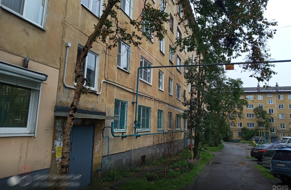 «Тошнотворный запах, а плита вот-вот рухнет»: жильцы пятиэтажки в Мурманске пожаловались на коммунальный ад