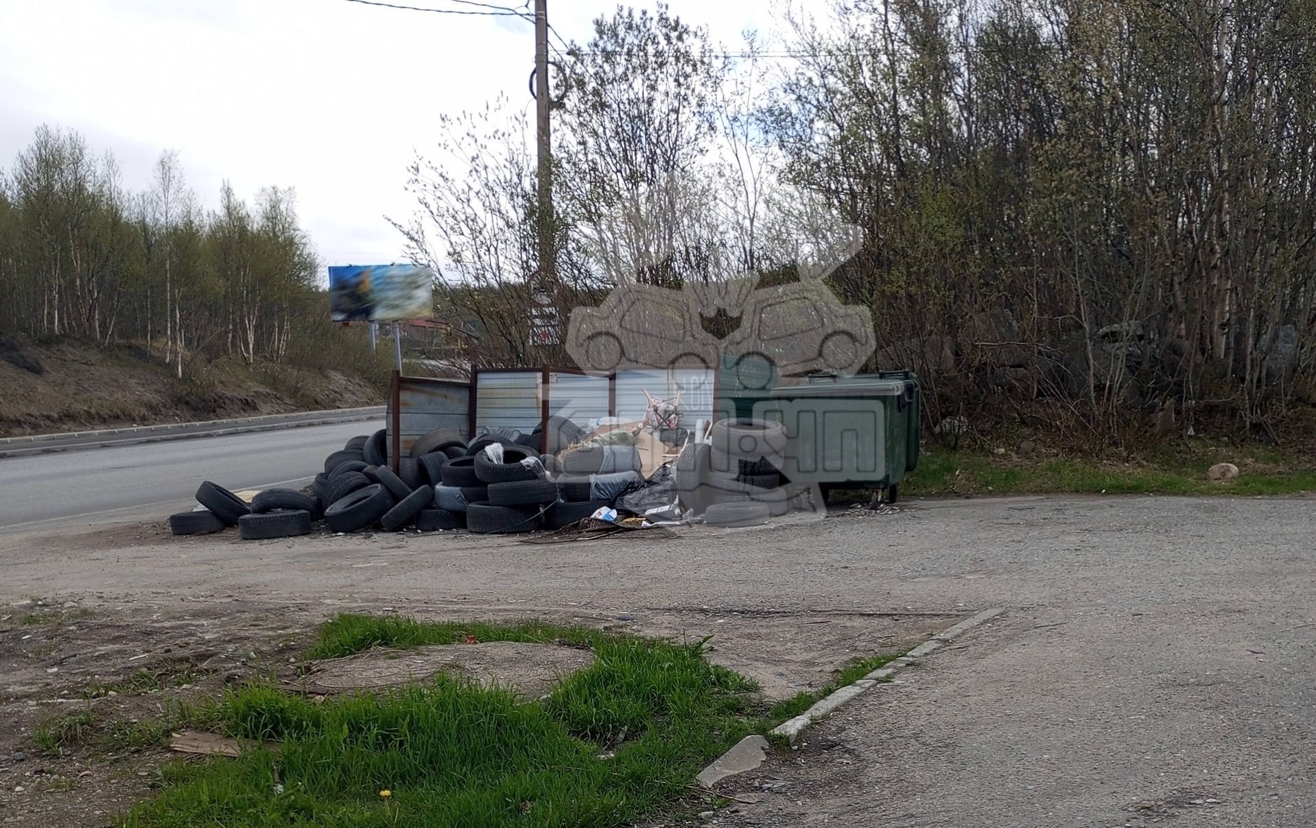 «Устроили целый склад»: мурманчане жалуются на горы шин возле контейнерных площадок