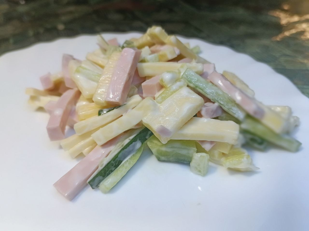 Салат «Карусель»: закружит вас вкусовой палитрой и удивит простотой приготовления — гости попросят добавки