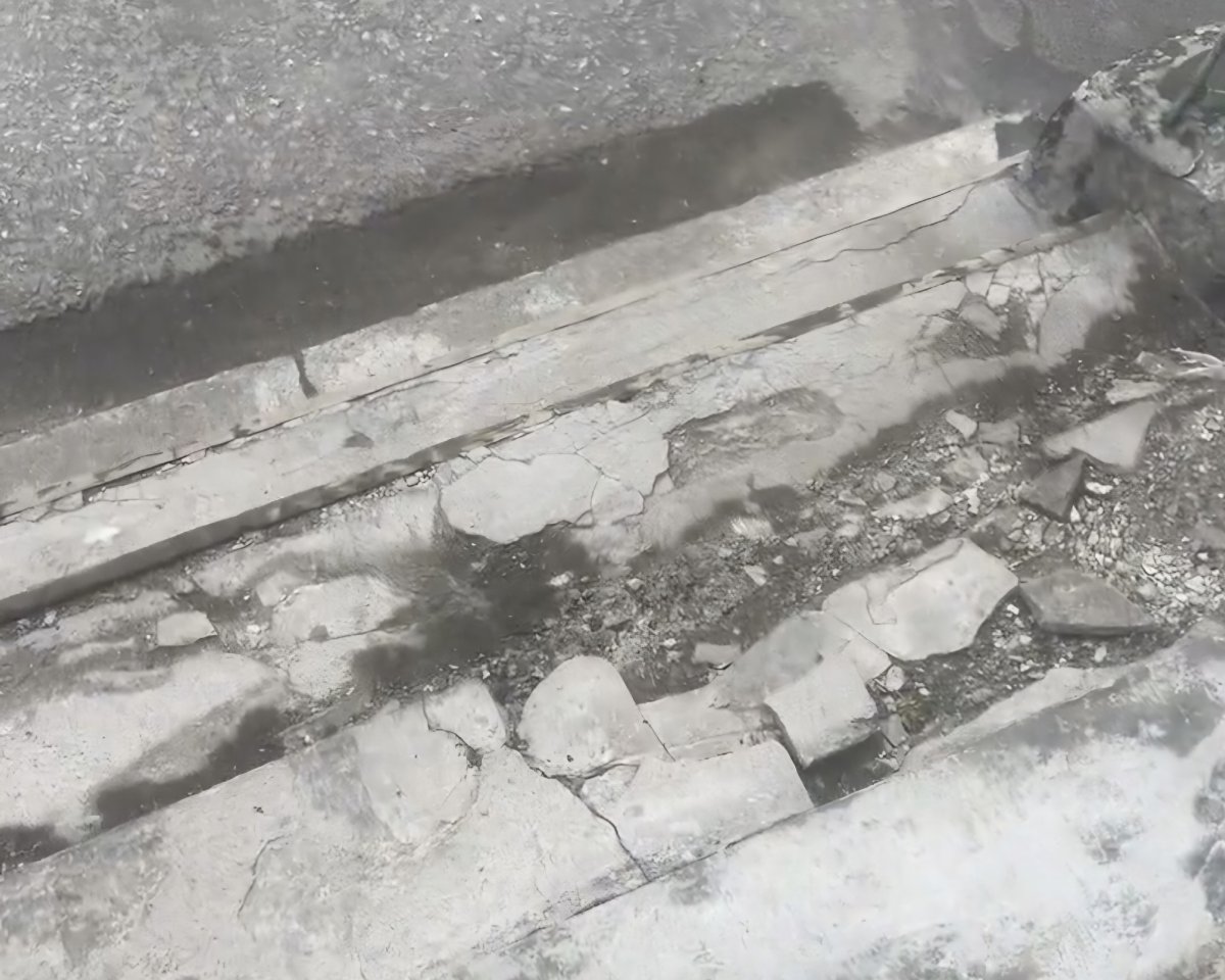 «Дети и взрослые падают»: в Мурманске возле подъезда дома на Шевченко развалилась лестница