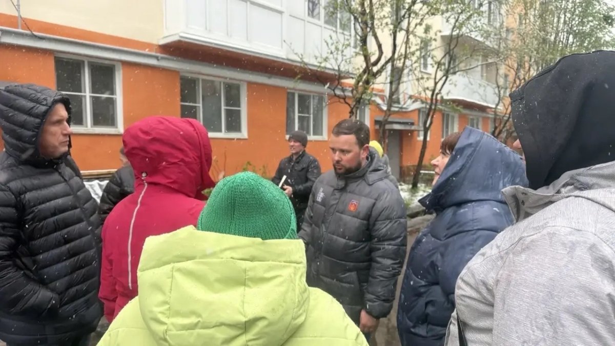 Парение и влажность в подвале: мурманчане рассказали мэру о проблемах дома на Радищева