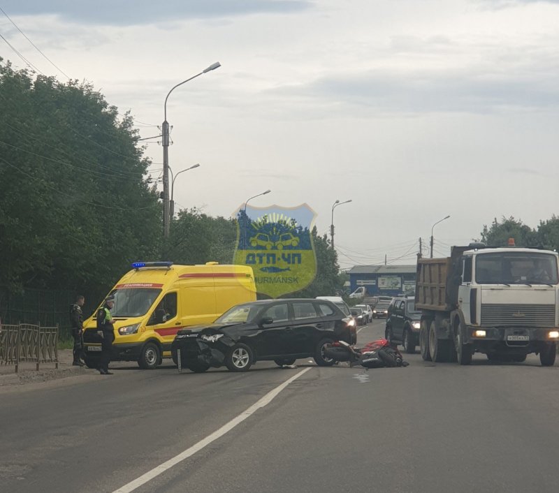 Мотоцикл и внедорожник врезались в Мурманске