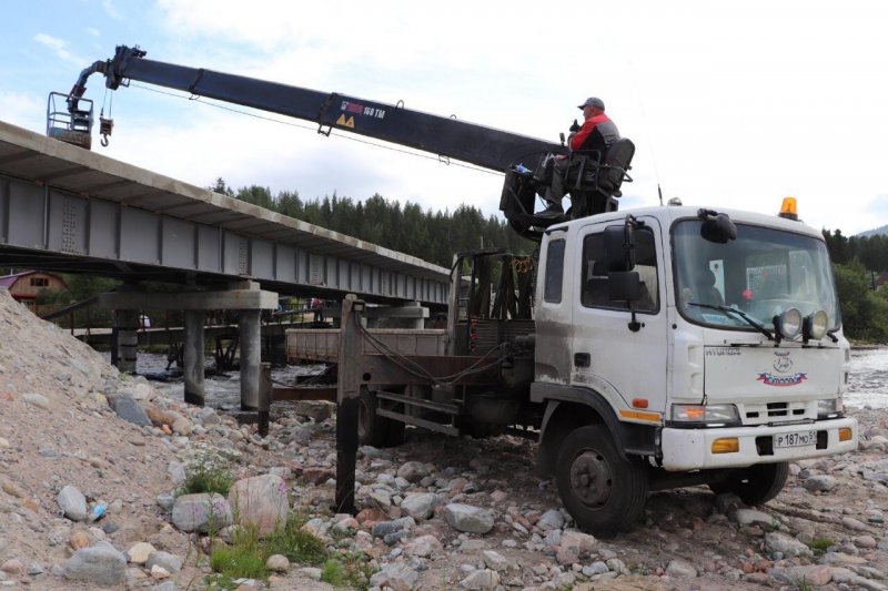 Машины рыбаков мешают строительству моста в Колвице