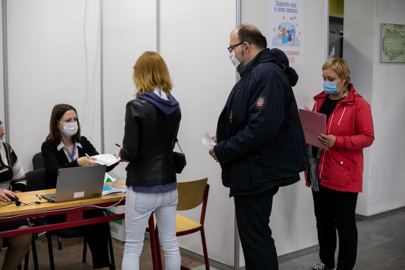 На огромные очереди в "Ледовом" на вакцинацию жалуются мурманчане