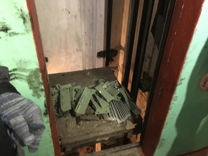 Демонтировали 8 старых лифтов в домах Североморска