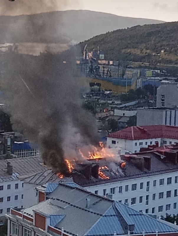 100 человек вывели из пожара в центре Мурманска