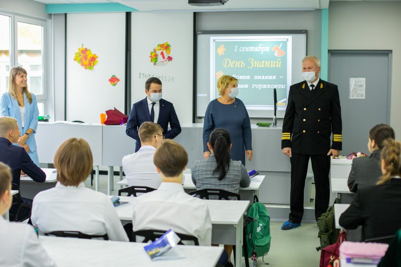 Андрей Чибис поздравил учеников подшефной АО «ММТП» гимназии